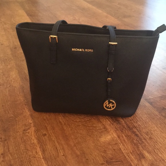 Michael Kors Handbags - Michael Kors Jet Set Tote Medium